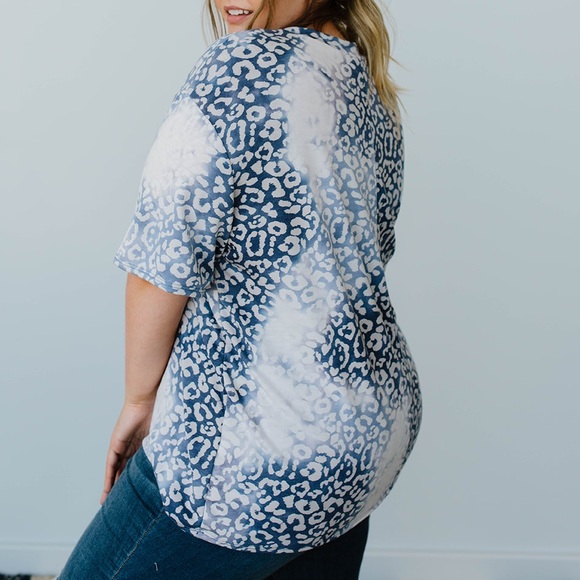 Fading Away Leopard V-Neck in Navy - Picture 8 of 11